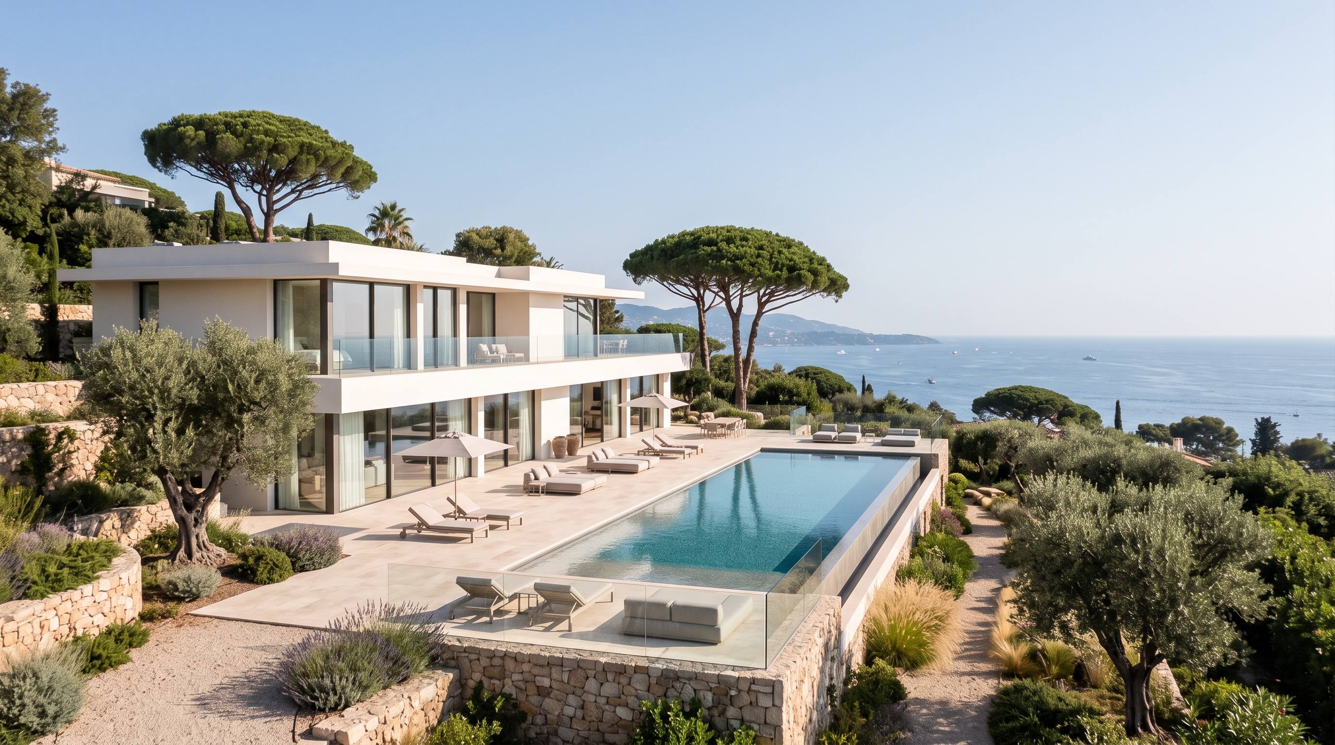 Villa contemporaine et sa piscine sur les hauteurs de Super-Cannes